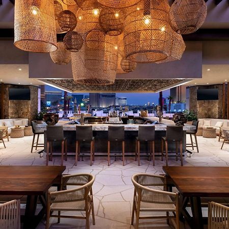 Conrad Las Vegas At Resorts World Luaran gambar The bar at the rooftop lounge