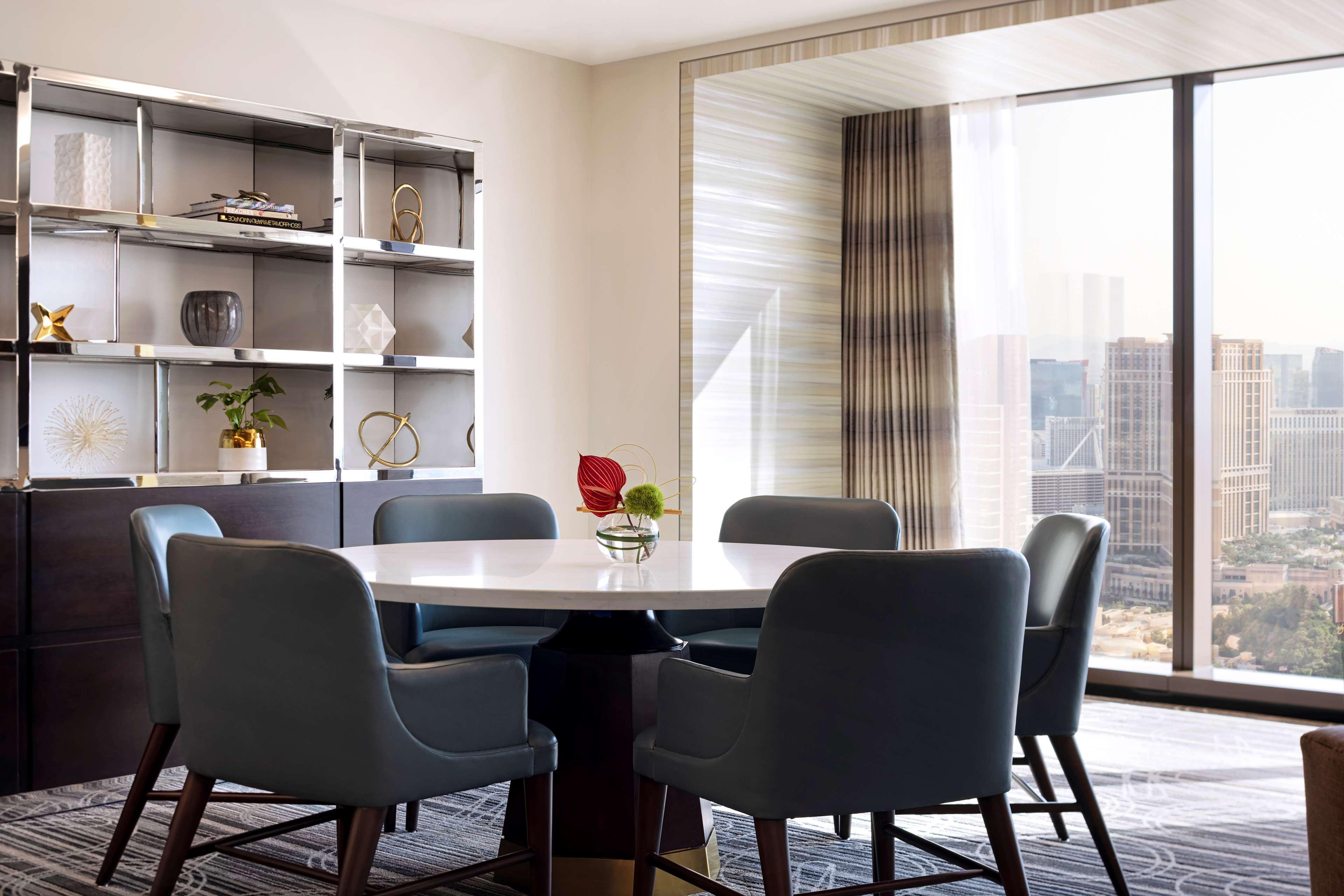 Conrad Las Vegas At Resorts World Luaran gambar A dining room in a suite at the MGM Grand