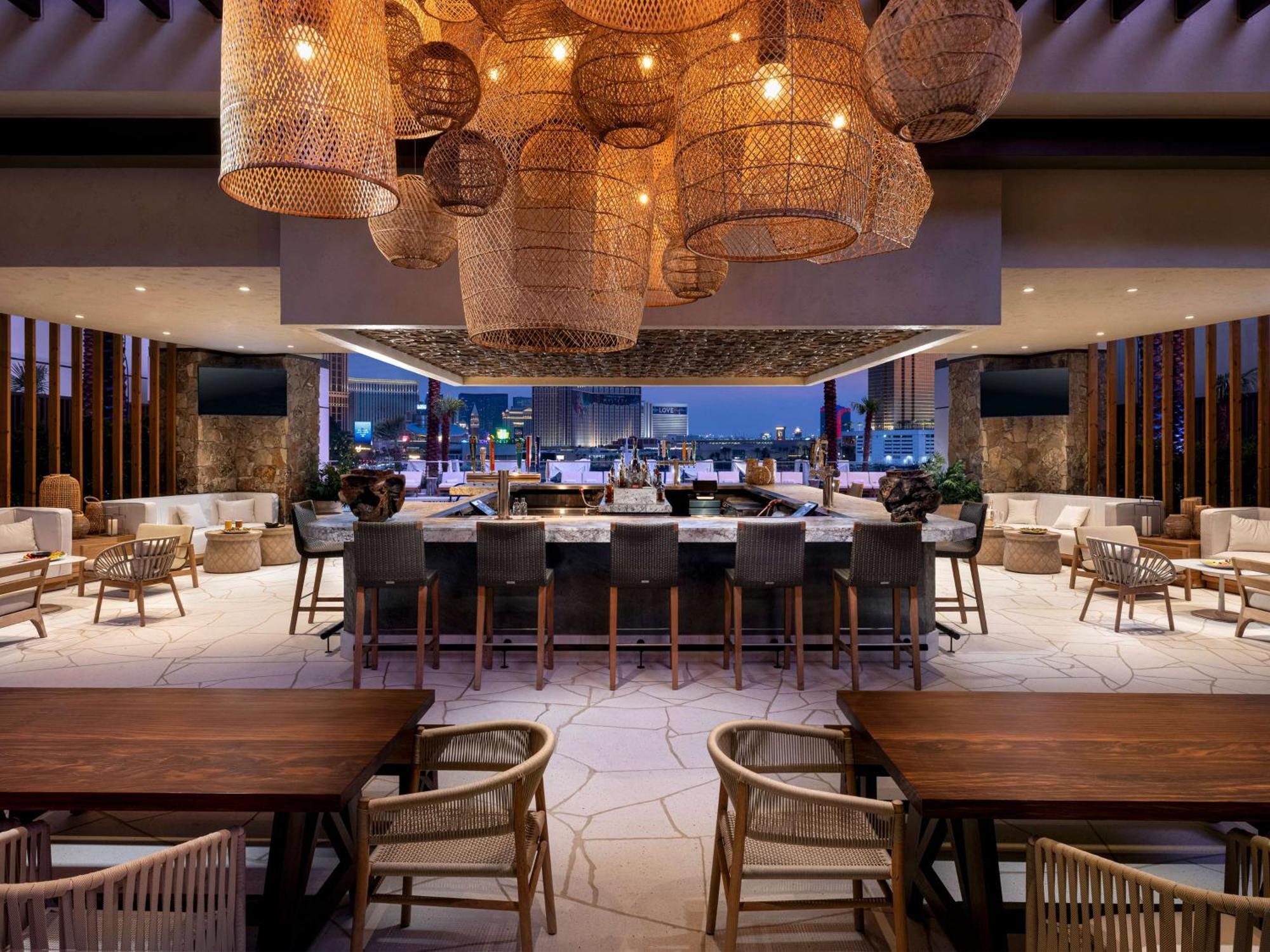 Conrad Las Vegas At Resorts World Luaran gambar The bar at the rooftop lounge